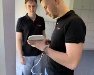 Ubiquiti U7 Pro Access Point an der Decke eines Klinikflurs